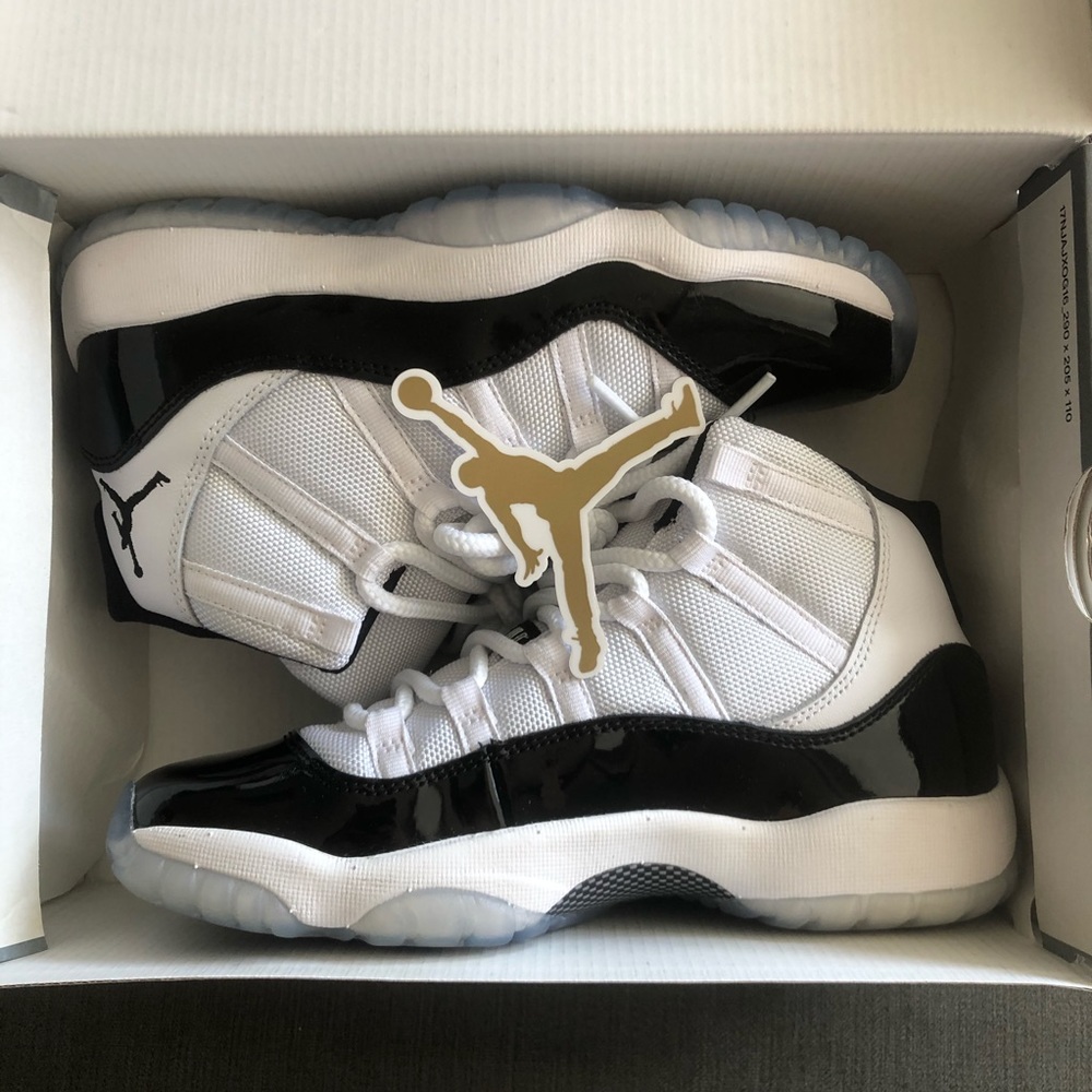 Never worn Jordan retro 11 concord size 5y